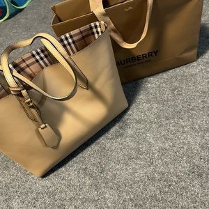 It’s reversible purse you can use it two ways. Color cream.